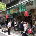 ランチタイムはいつも行列ができる雙城街夜市近くにある「黄記魯肉飯」